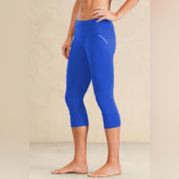 Athleta Relay Reflective Crop Capri Legging Size Medium - Picture 4 of 14